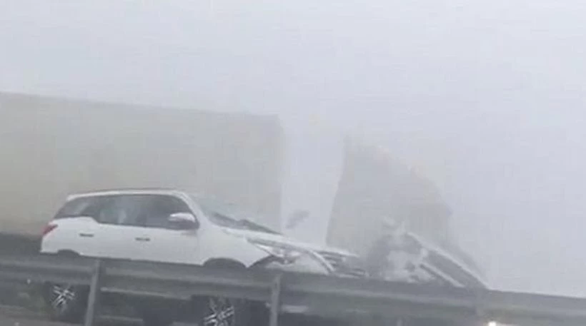 Τρομακτικό τροχαίο ατύχημα στο Αμπού Ντάμπι – Νταλίκα παρασύρει μέσα στην ομίχλη δεκάδες αυτοκίνητα (βίντεο)